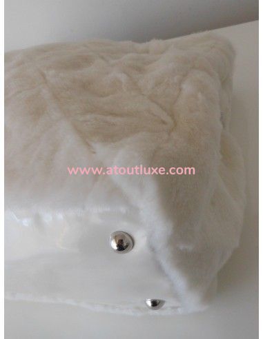 SAC CHANEL FAUSSE FOURRURE CAMELIA SAC CHANEL FAUSSE FOURRURE CAMELIA